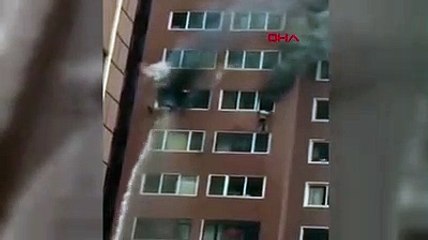 Pencereden sarkarak kurtarılmayı bekledi