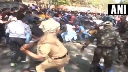 पुणे: धरने पर बैठे दिव्यांग छात्रों पर पुलिस ने किया लाठीचार्ज, कई घायल