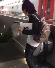 a primeira vez na escada rolante