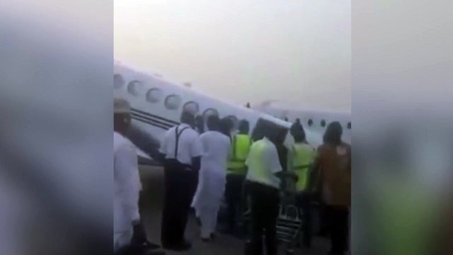 Avión no puede despegar por culpa de exceso de dinero en efectivo