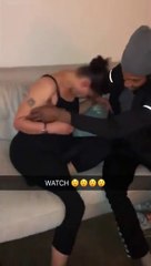 Un homme aide sa copine à aller se coucher