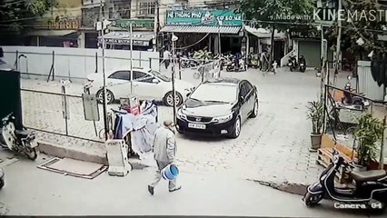 Đi qua 2 lần để lại 3 vết xước dài trên ô tô, người hàng xóm lớn tuổi thanh minh- Chỉ chạm nhẹ