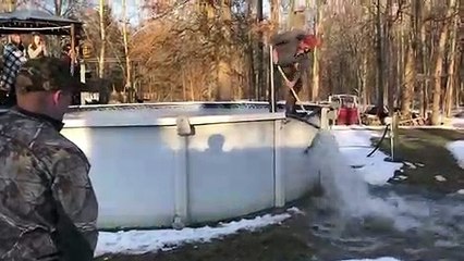 Il surfe sur un iceberg géant qui s'est formé dans sa piscine