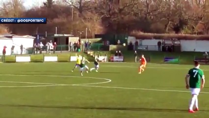 Il marque un ciseau du milieu de terrain en Angleterre