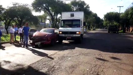 Carro e caminhão se envolvem em colisão no Centro