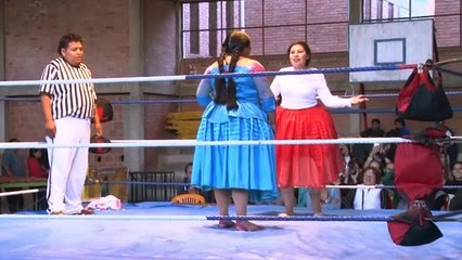 Download Video: Las cholitas luchadoras de Bolivia, con faldas y a lo loco