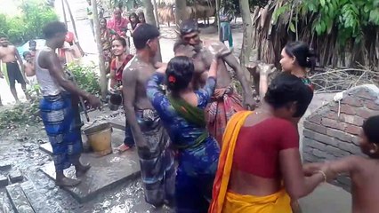 বিয়ে বাড়ির কাদামাটি আর মন কারা নাচ