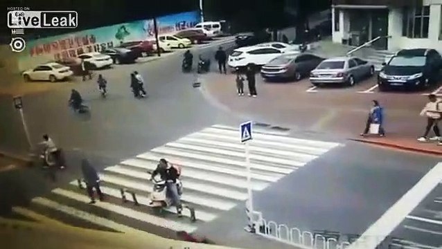 Un motard malchanceux se fait assommer par un panneau de passage piéton !