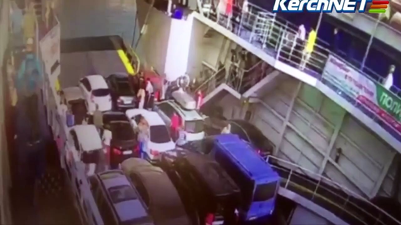 Un automobiliste tente de sortir du ferry un peu trop tôt et va vite le regretter