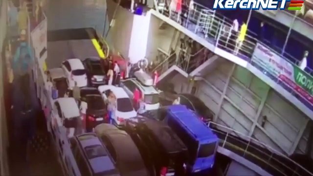 Un automobiliste tente de sortir du ferry un peu trop tôt et va vite le regretter