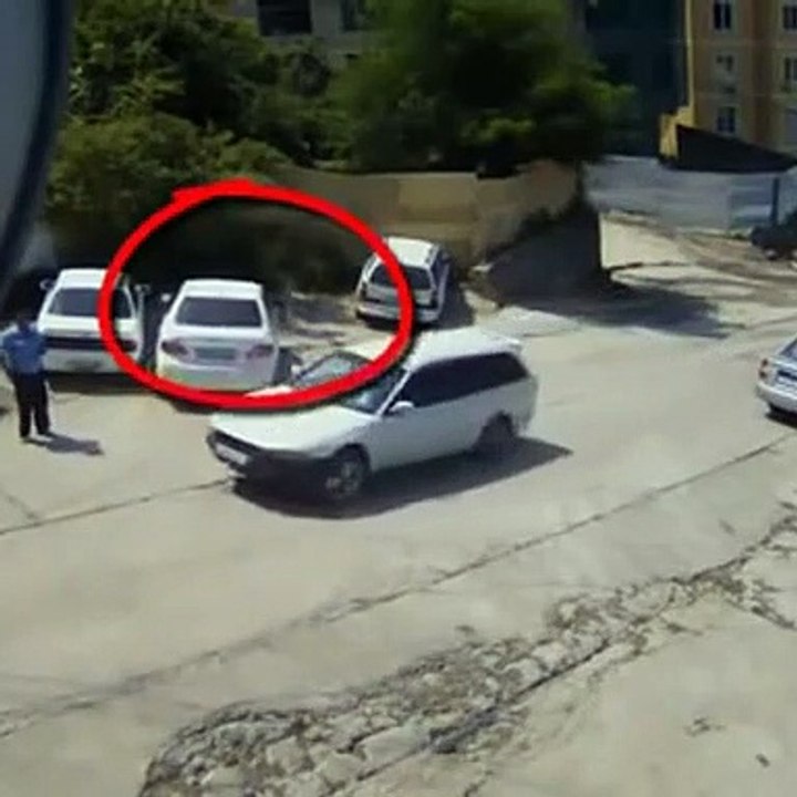 Ce conducteur sort de sa voiture au bon moment... Bon karma