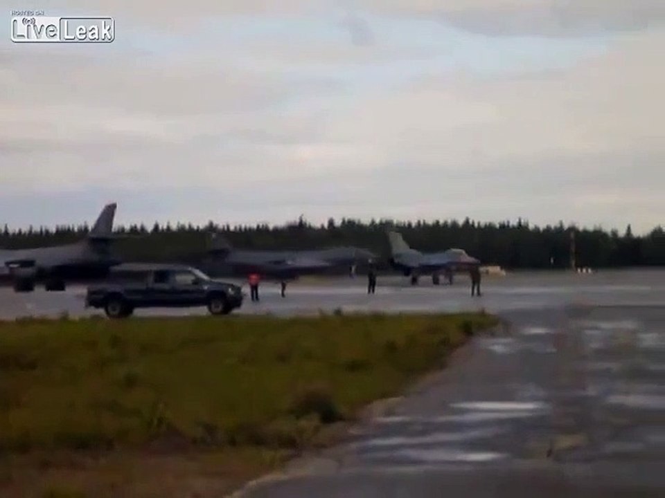 Un avion de chasse F-16 en renverse un autre avant son décollage