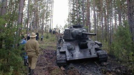 Ce que cet enfant découvre au bord d'un lac est incroyable :  tank soviétique vieux de 50 ans enfouit sous terre