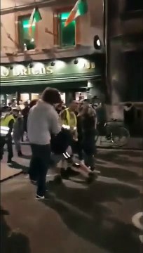 Quand un CRS met un coup de tête à son collègue lors de la manifestation des gilets jaunes à Toulouse !