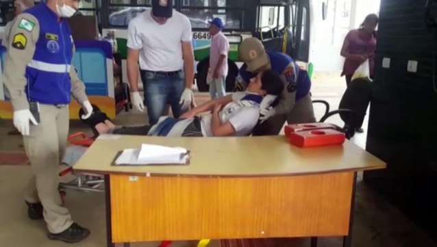 Ônibus atinge mureta no Terminal Oeste e passageira fica ferida
