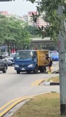 Il essaie d'écraser un cycliste mais il va vite le regretter.
