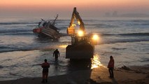 Les Sables-d’Olonne. Échoué sur la plage, le bateau de pêche attire la foule