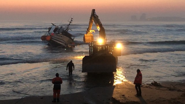 Les Sables-d’Olonne. Échoué sur la plage, le bateau de pêche attire la foule