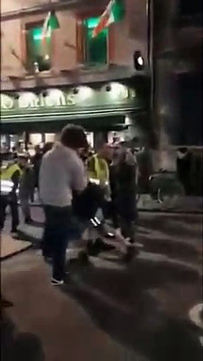 Quand un CRS met un coup de tête à un de ses collègues en plein manifestation des Gilets Jaunes à Toulouse...