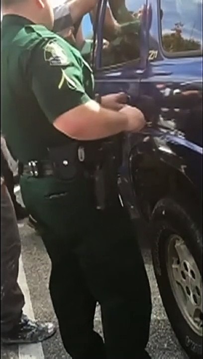 Des prisonniers ont sauvé un bébé enfermé dans une voiture