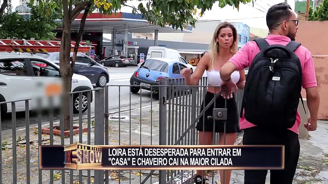 MULHER DESESPERADA PARA ENTRAR EM CASA COLOCA RAPAZES EM CILADA