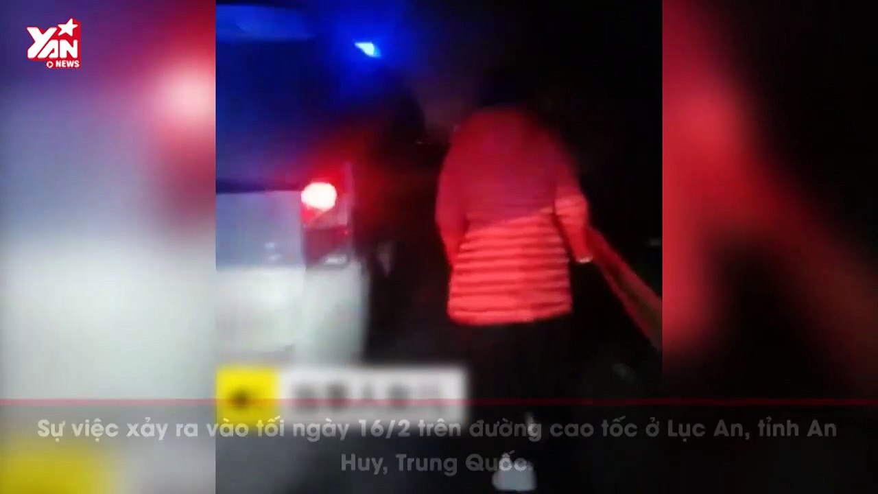 Cô gái quỳ giữa đường cầu xin mọi người tản ra cho xe cấp cứu chở cha đi qua