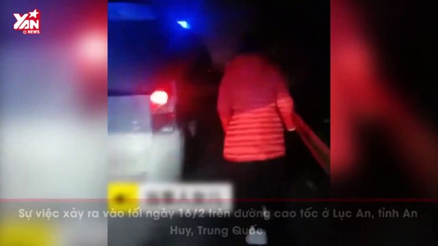 Cô gái quỳ giữa đường cầu xin mọi người tản ra cho xe cấp cứu chở cha đi qua