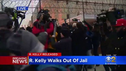 Les images du chanteur américain R. Kelly, accusé d'abus sexuels sur quatre femmes, a payé sa caution et a été libéré