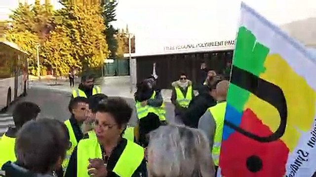 Martigues. Gilets jaunes et enseignants devant Langevin