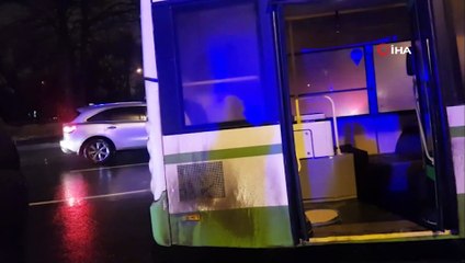 - Rusya'da Elektrik Direğine Çarpan Otobüs Ortadan İkiye Ayrıldı
