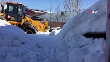 Kara gömülen ev, kürekle temizlenemeyince devreye kepçe girdi