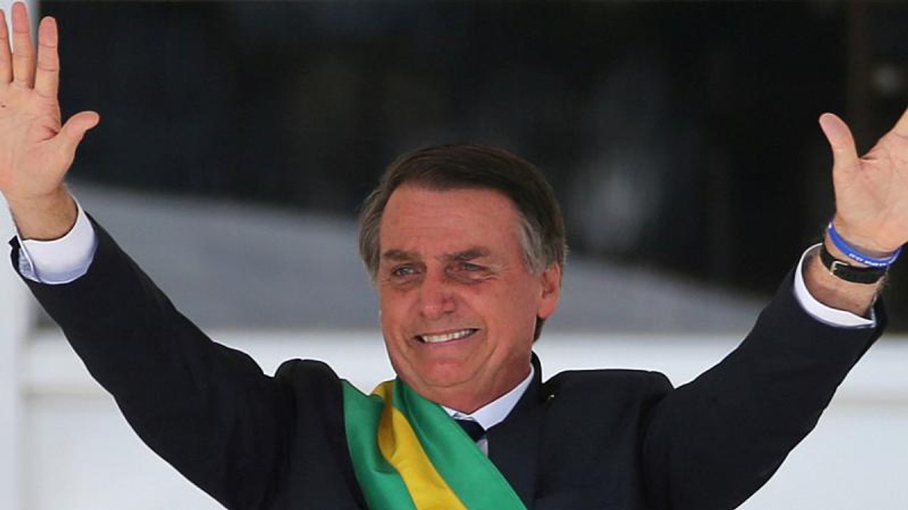 Governo pede a escolas vídeos dos alunos a cantar o hino brasileiro