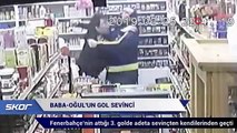 Markette derbi izleyen baba ve oğlunun gol sevinci güvenlik kamerasına yansıdı