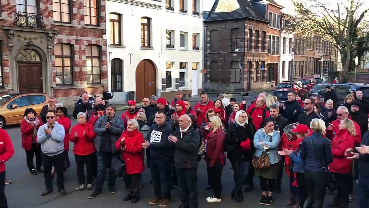 Manif de la CGSP : les militants ont fait du bruit face au gouvernement provincial à Mons