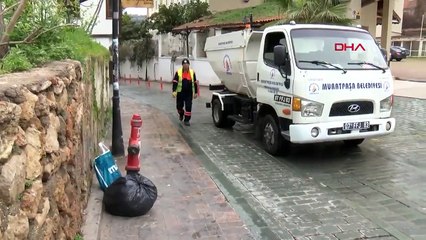 Klasik müziği duyan çöpünü dışarı çıkarıyor