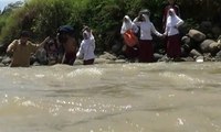 Tak Ada Jembatan, Siswa SD Seberangi Sungai untuk Sekolah