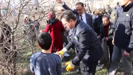 Vali Enver Ünlü Cadde ve Sokaklarda Çöp Topladı