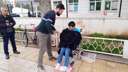 Dilenen engelliye polis şefkati
