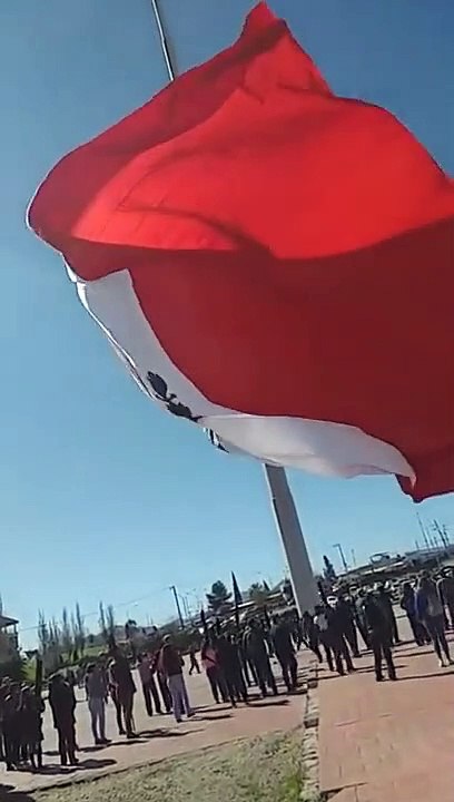 Un militaire emporté par un drapeau géant