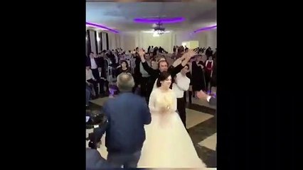 Deux femmes se battent pour le bouquet de la mariée