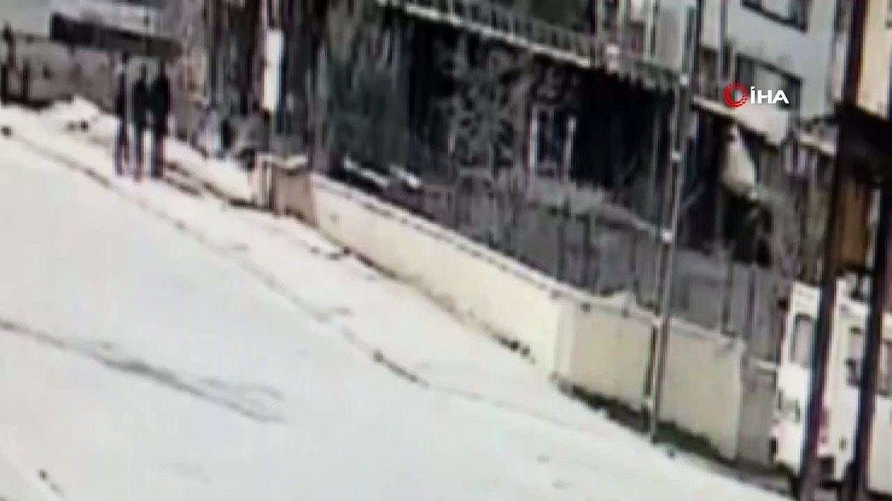 Yolda yürüyen vatandaşı böyle gasp ettiler