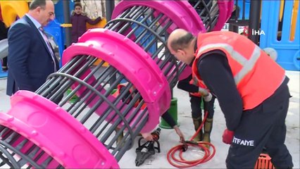 Parkta ayağı kaydırağa sıkışan çocuğu itfaiye kurtardı