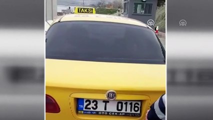 Taksinin bagajında düzensiz göçmen yakalandı - ELAZIĞ