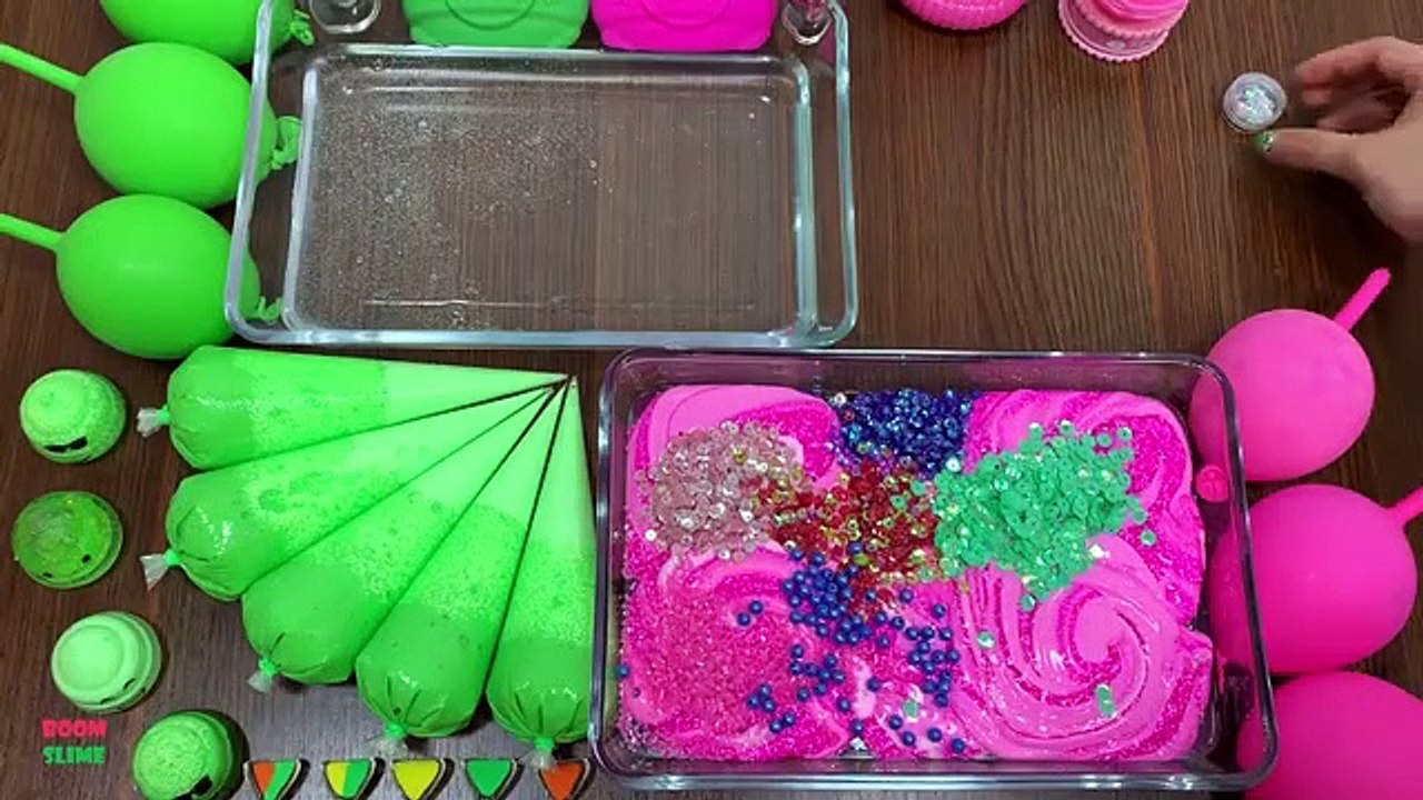 MIXING GLITTER INTO HOMEMADE SLIME || RELAXING WITH BALLOON AND PIPING BAG || PINK VS GREEN PART #1