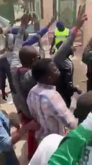 Vidéo - Le sang-froid des gendarmes devant les jeunes venus manifester devant la RTS pour réclamer un 2e tour