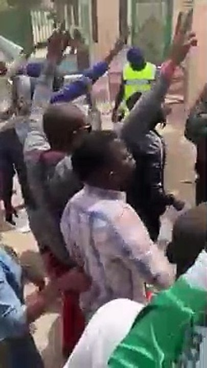 Vidéo - Le sang-froid des gendarmes devant les jeunes venus manifester devant la RTS pour réclamer un 2e tour