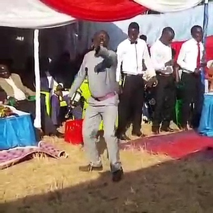 ONA ANACHOFANYA HUYU MZEE,HAHAHAAA,HIYO SHAMPENI ITAKOMA LEO