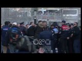 Ora News –Momenti kur deputeti socialist kalon mes tymueseve dhe protestuesve