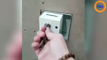 Une cachette improbable... il cache tout derrière une prise !