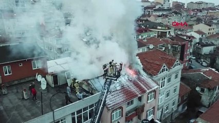 Gaziosmanpaşa'da Binanın Çatısı Alev Alev Yandı
